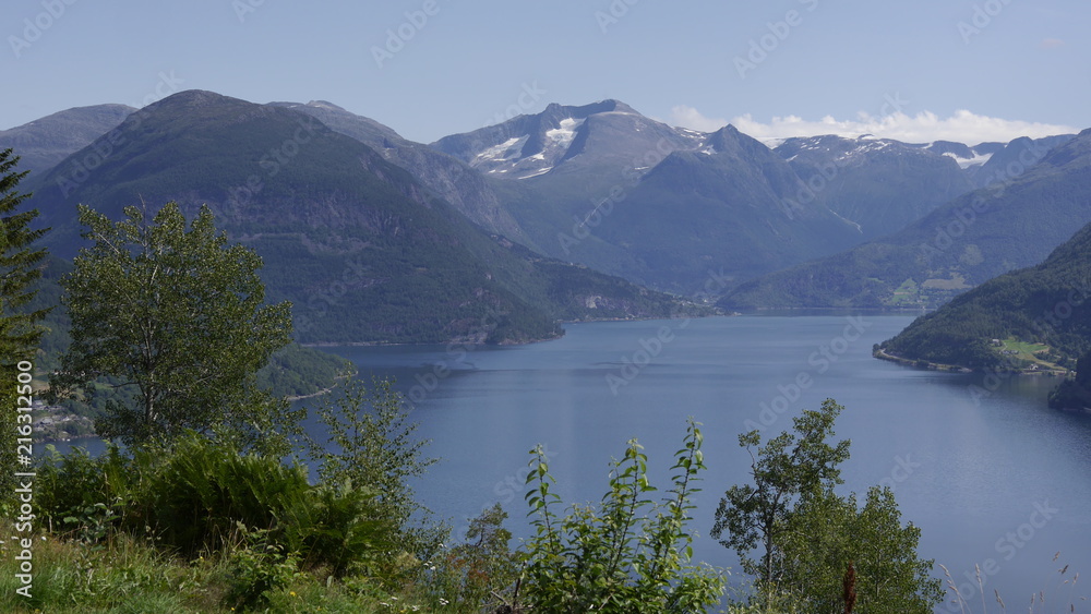 Panoramastraße oberhalb des Innvikfjords in Norwegen, Aussicht auf den Fjord