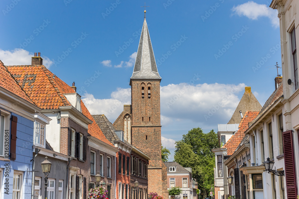 Obraz premium Church tower and old houses in Doesburg, Netherlands