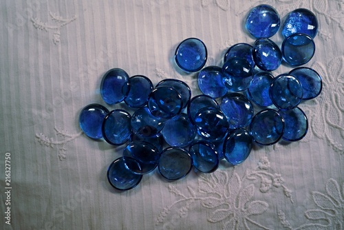 Голубые стеклянные камушки
