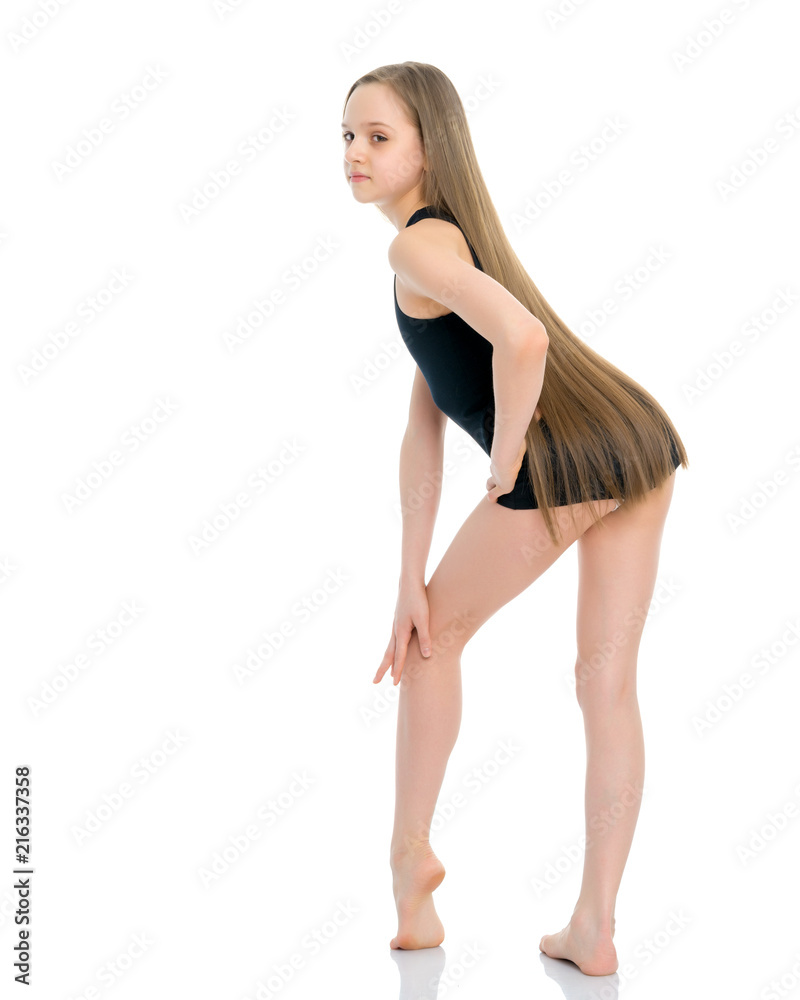 The little girl is full-length. The little girl is full-length.