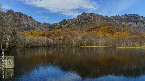 秋の鏡池の風景