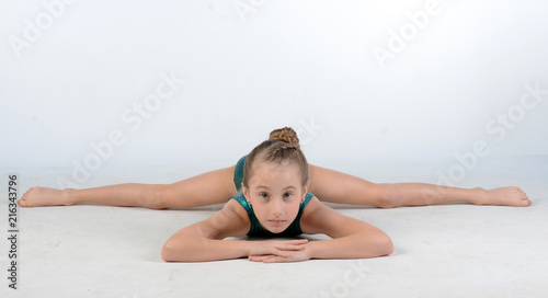 Tableau sur toile Female child gymnast performing splits