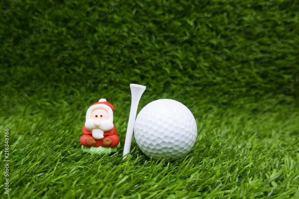 Naklejka premium Santa with golfer are on green grass on holiday