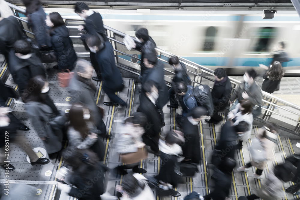 Obraz premium 東京 通勤風景 駅のホーム 