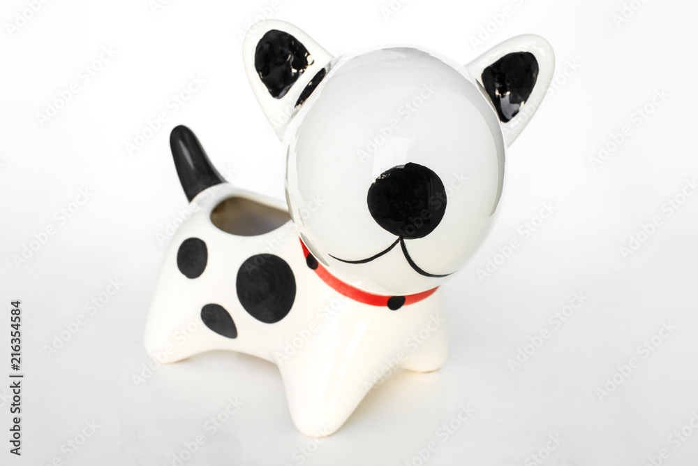 Naklejka premium dog statue ceramic on white background