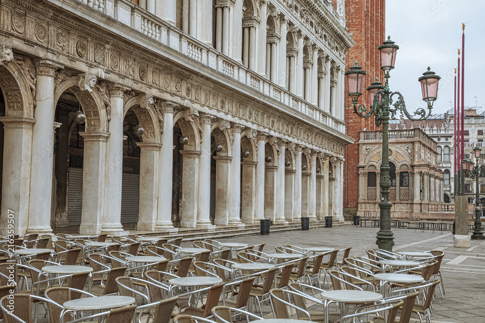 Fototapeta premium Outdoor cafe at Venice's St. Mark's Square