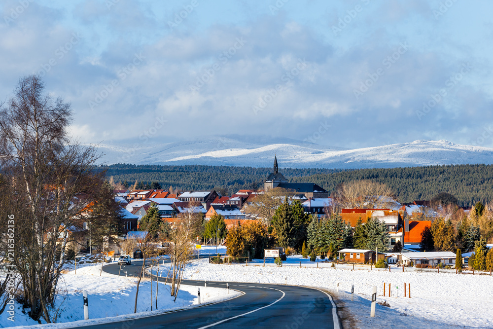Fototapeta premium Blick nach Hasselfelde im Winter