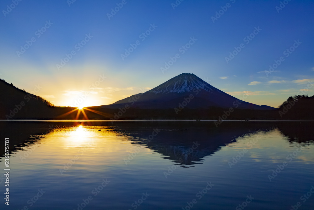 富士山と日の出、山梨県精進湖にて