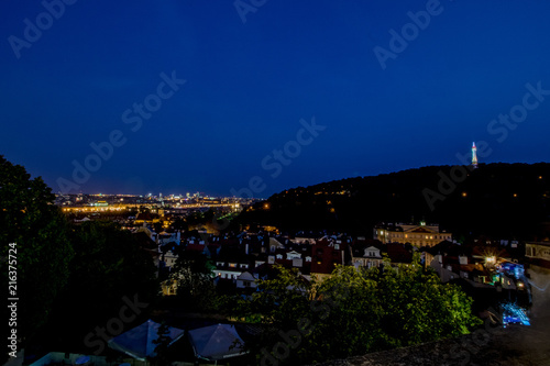 Der Aussichtspunkt vor der Prager Burg mit Aussicht auf die Altstadt in Sommer bei Abenddämmerung photo