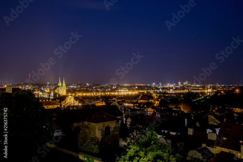 Der Aussichtspunkt vor der Prager Burg mit Aussicht auf die Altstadt in Sommer bei Abenddämmerung photo