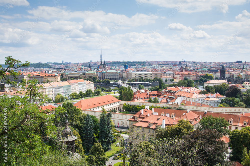 Aussicht von der Prager Burg auf die Altstadt in Sommer in Prag, Tschechische Republik