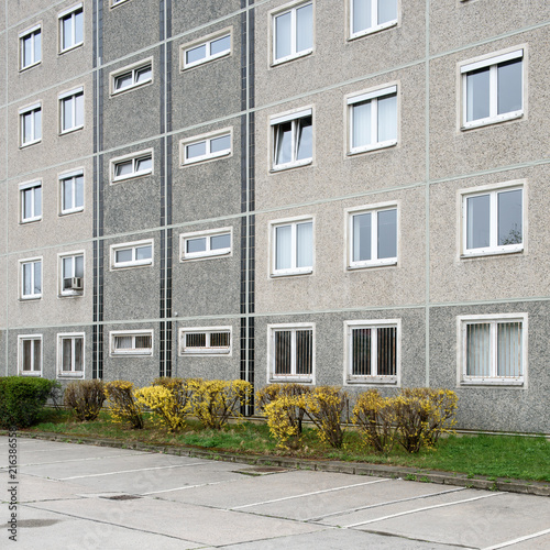 Seitenansicht eines Plattanbaus in Ost Berlin / Marzahn