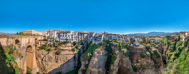 Canvas schilderij Ronda Puente Nuevo Panorama Ronda met huizen op kliffen  © elroce