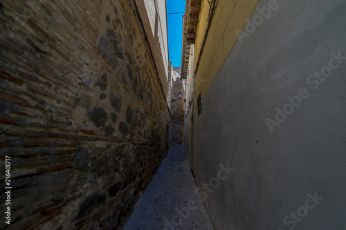 Fototapeta Naklejka Na Ścianę i Meble -  narrow streets of the Spanish city of Toledo, a medieval city with cobblestone and mud streets