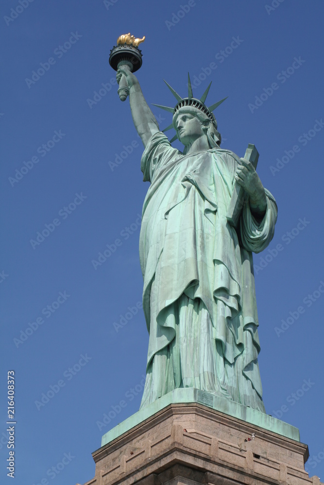 Fototapeta premium Statua wolności - tło błękitnego nieba