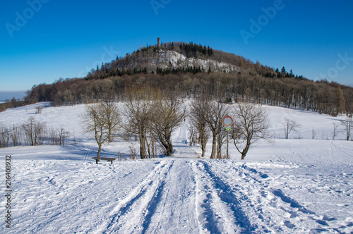 Wanderweg zum Geisingberg mit Luisenturm bei Altenberg im Winter