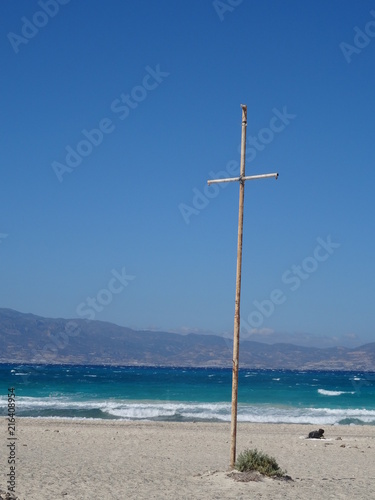 Croix en bois sur la plage