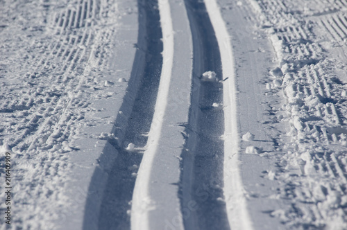 Nahaufnahme der Skispur in einer Loipe