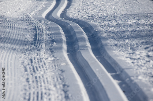 Nahaufnahme einer Skiespur in der Loipe