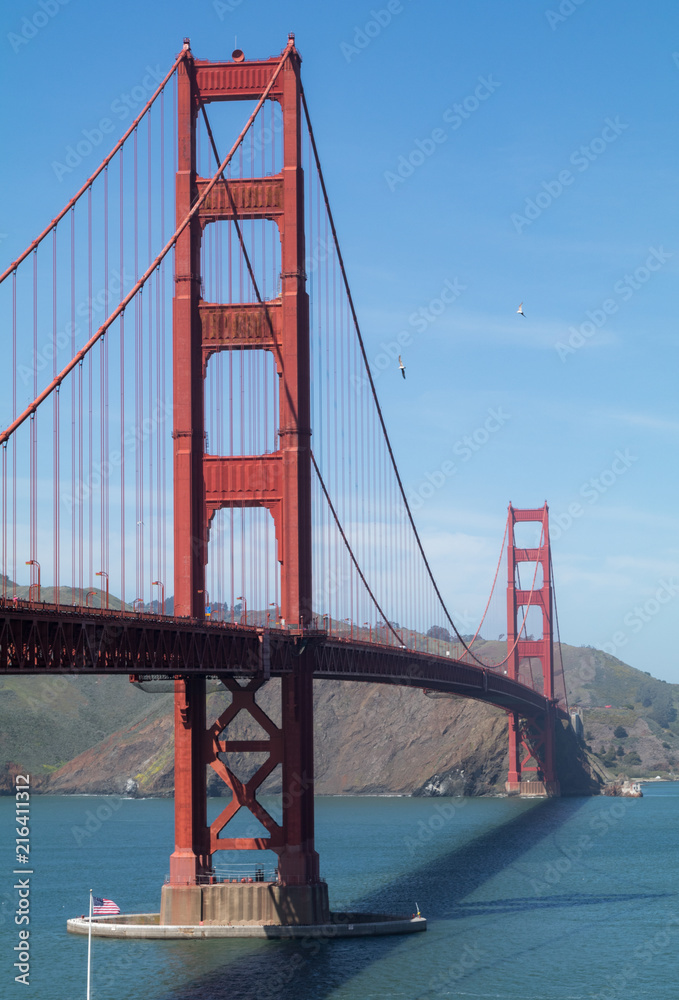 Fototapeta premium Zdjęcie pionowe mostu Golden Gate