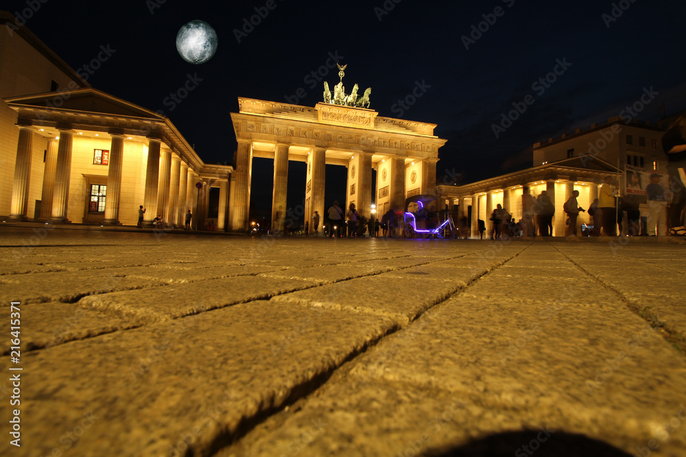 Obraz premium porte de brandebourg à berlin la nuit avec lune