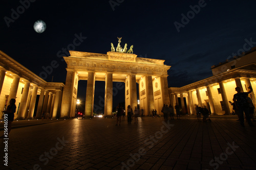 porte de brandebourg à berlin la nuit avec lune