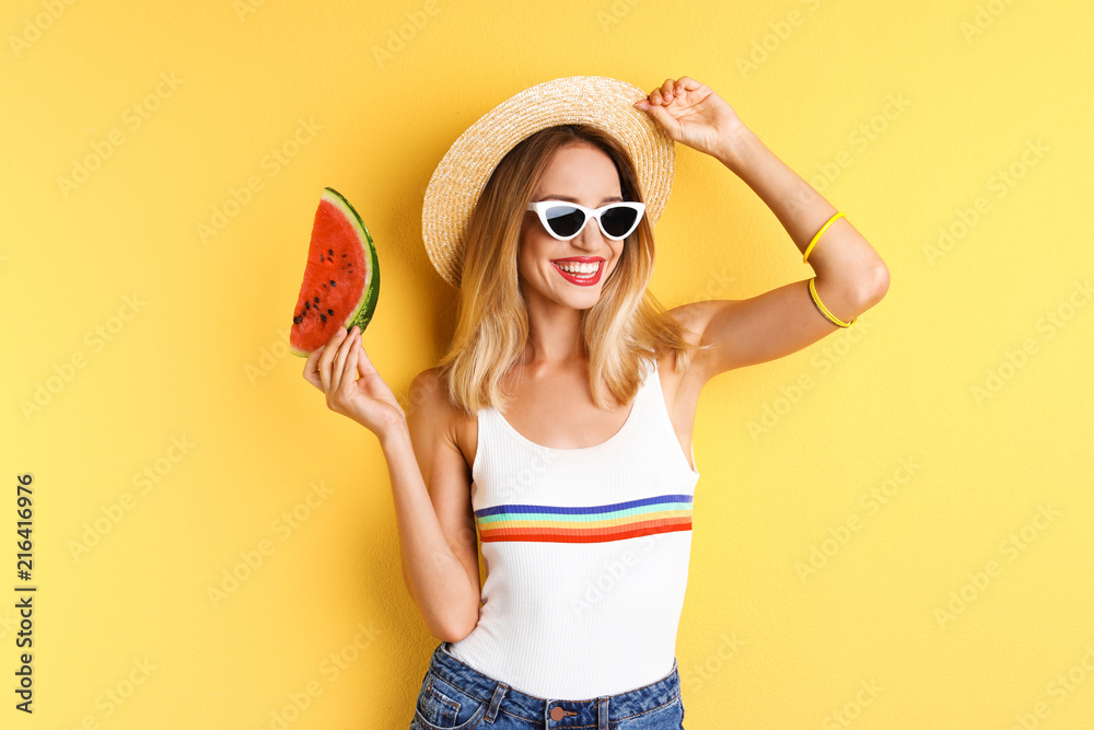 Pretty young woman with juicy watermelon on color background - obrazy, fototapety, plakaty 