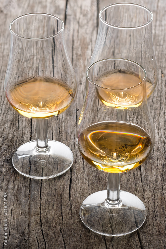 Gläser mit Whisky aus Schottland