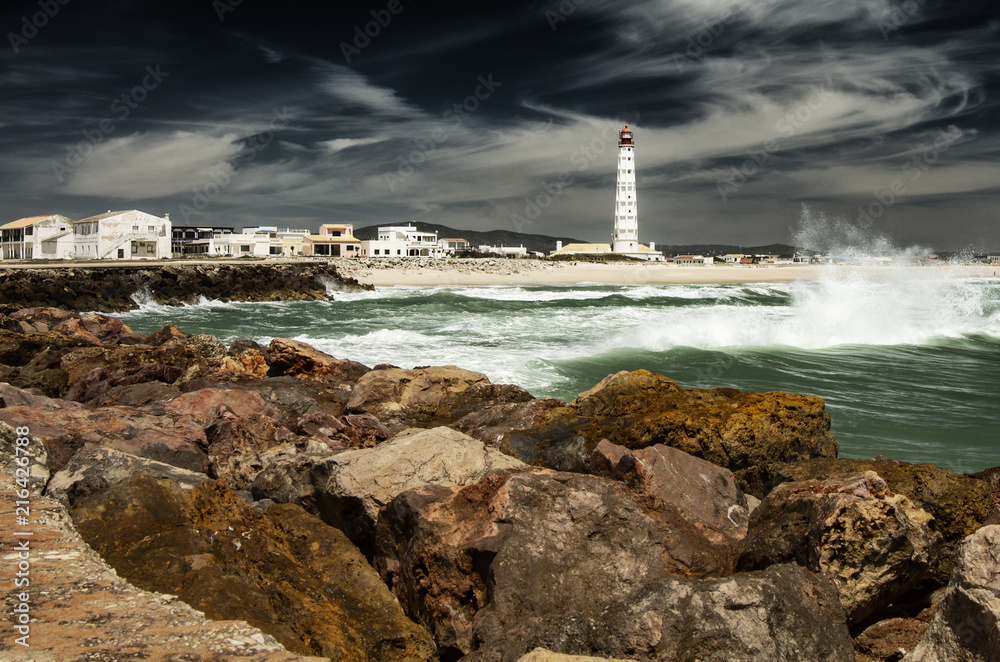 Fototapeta premium Biała latarnia morska na wyspie Farol, Portugalia. 