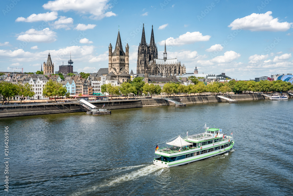 Schifffahrt entlang dem Rheinufer in Köln, Nordrhein-Westfalen, Deutschland