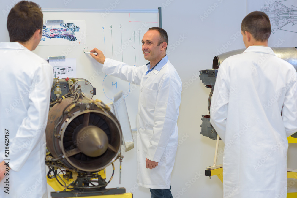Obraz premium Students viewing turbine exhibit