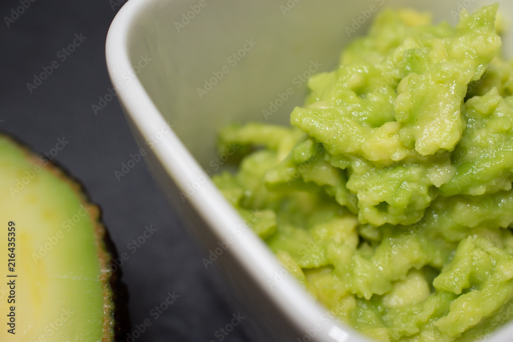 Obraz premium Avocado als Dip oder Aufstrich
