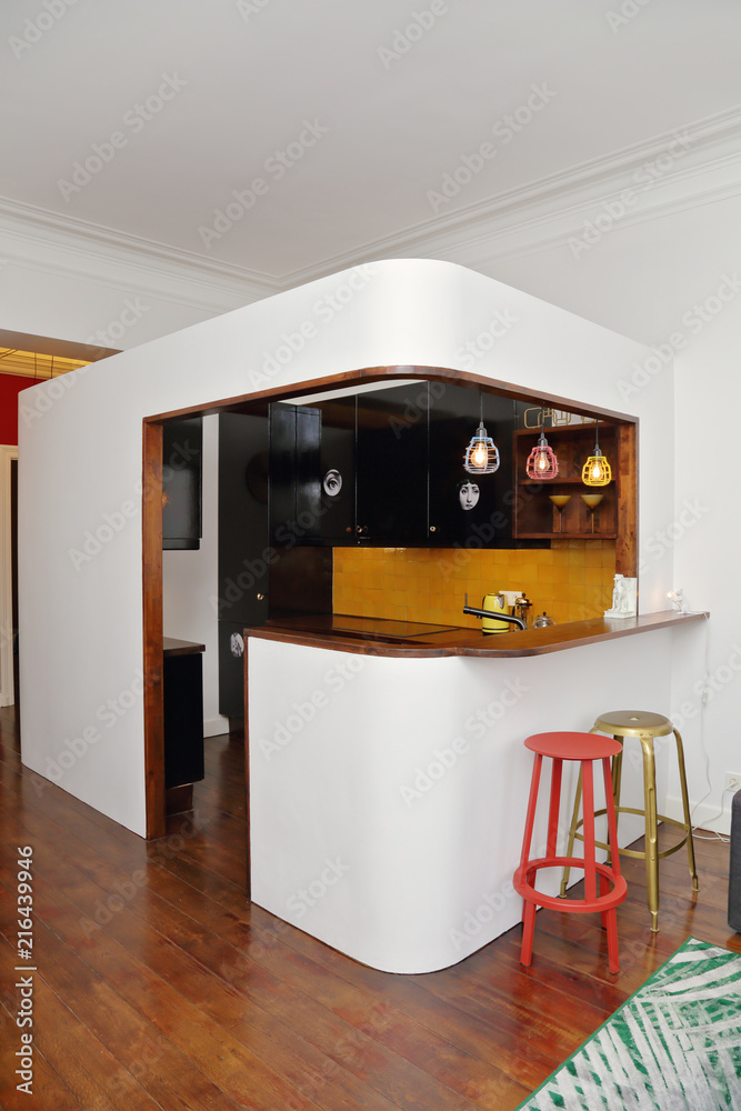 cuisine américaine avec bar dans appartement rénové Stock Photo | Adobe  Stock