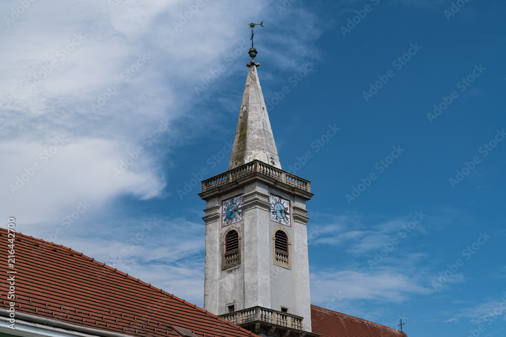 schöne Turmuhr auf einem alten Kirchturm