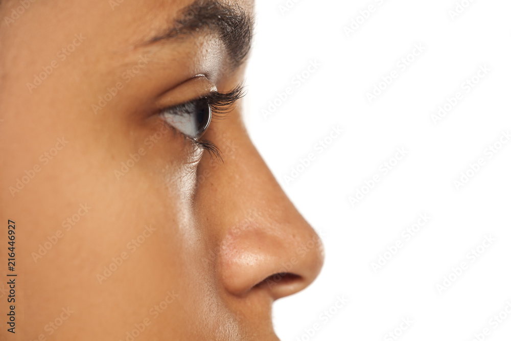 Fototapeta premium naturalne brwi, nos i oczy bez makijażu ciemnoskórej kobiety