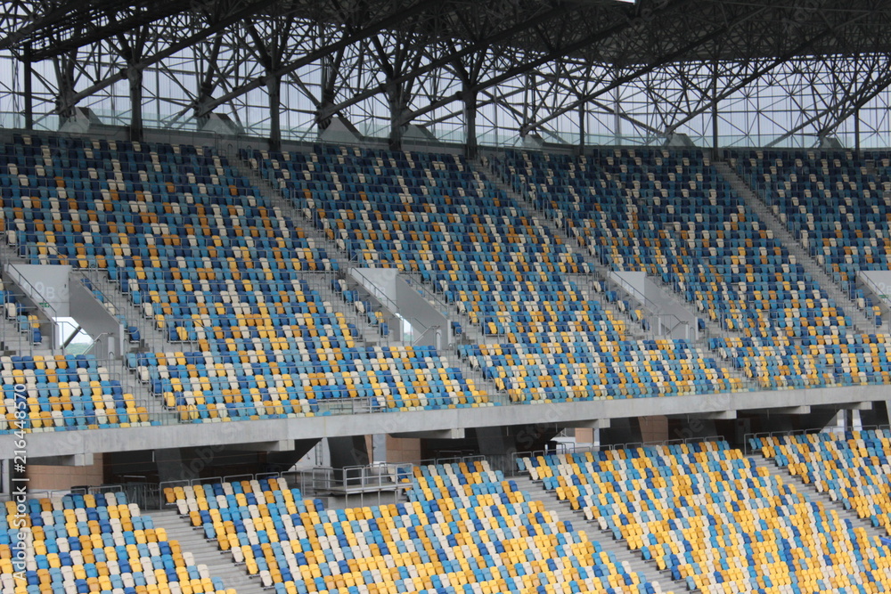 Obraz premium stadion piłkarski z kolorowymi siedzeniami