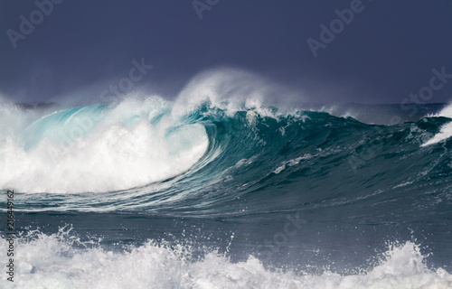Fototapeta Naklejka Na Ścianę i Meble -  Beautiful breaking Ocean Wave