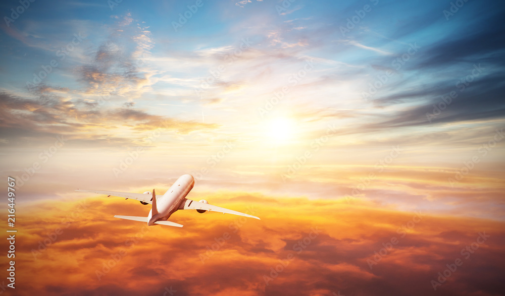 Obraz premium Komercyjny samolot latający nad chmurami