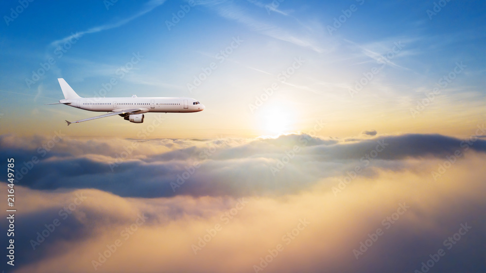 Fototapeta premium Szczegół komercyjnych samolotów latających powyżej chmur