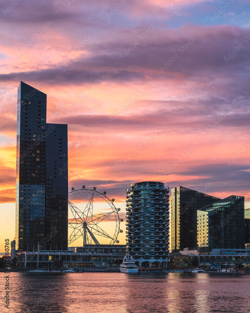 Naklejka premium Melbourne wheel spins under a stunning Melbourne sunset in Docklands