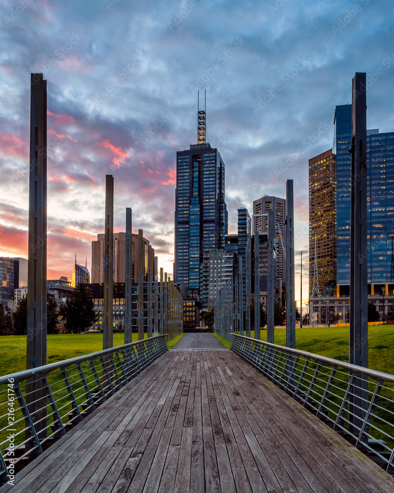 Obraz premium Panoramę Melbourne wyglądającą pięknie pod pięknym zachodem słońca