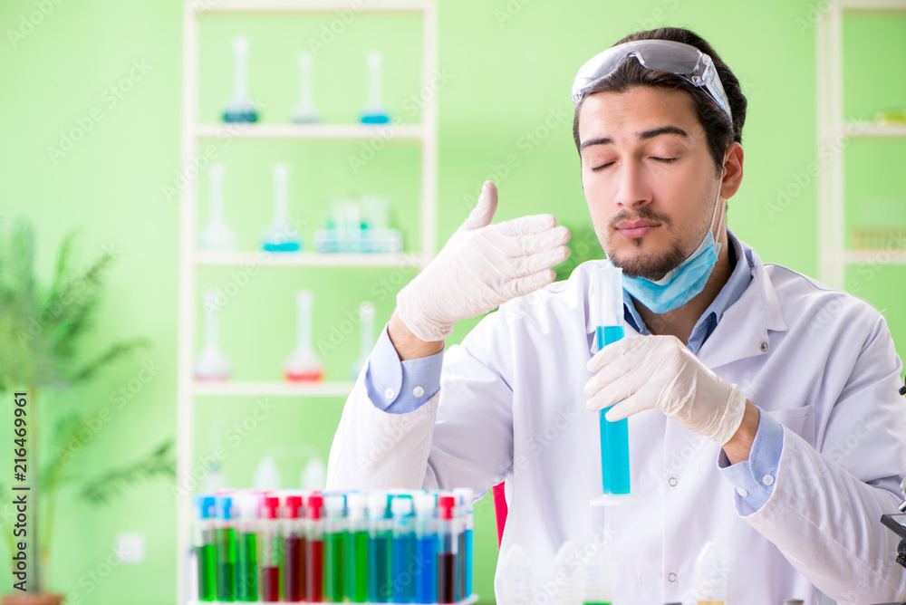 Naklejka premium Man chemist working in the lab