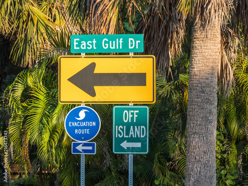Quadro su tela Hurricane Evacuation Road Sign with arrow, Florida