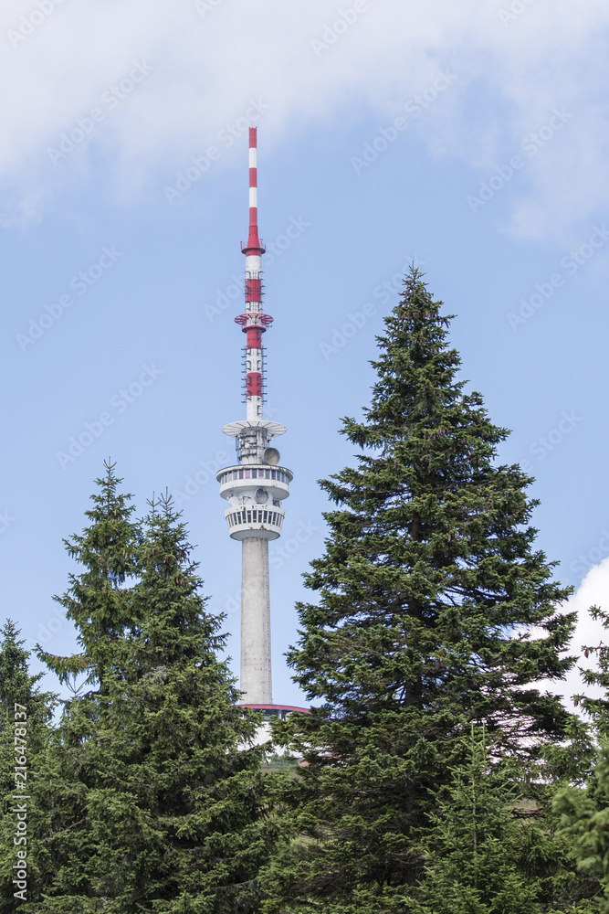 Obraz premium Transmitter on a tower in the mountains.