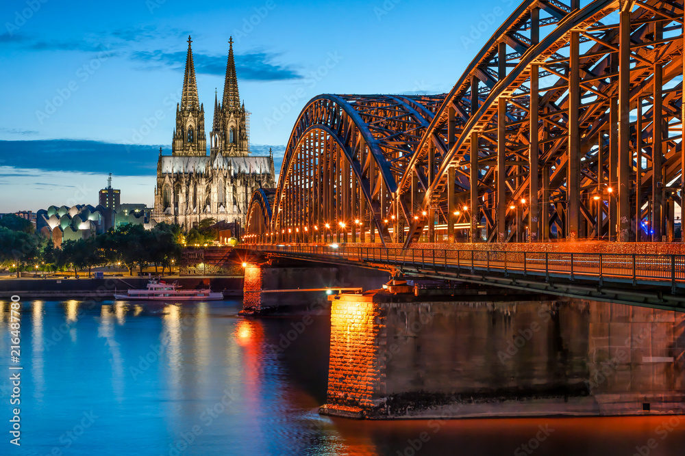 Köln Skyline mit Kölner Dom und Hohenzollernbrücke bei Nacht