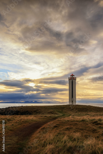 Leuchtturm an der Küste Islands.