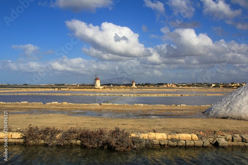 Salinen von Trapani mit Windmühlen und Wolken am Himmel