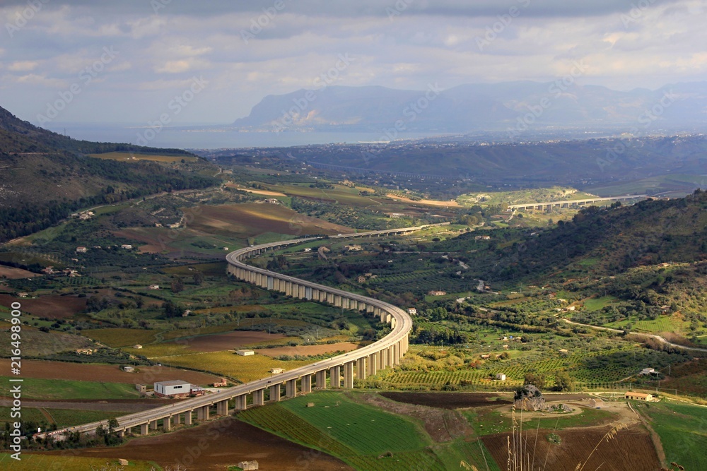 Landschaft auf Sizilien mit Autobahn