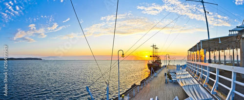 Statek piracki przy molo na Bałtyku w Sopocie - Polska