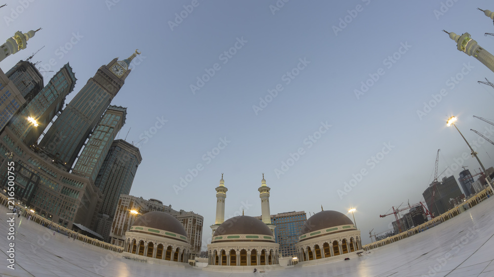 Obraz premium Skyline with Abraj Al Bait (Royal Clock Tower Makkah) (left) in Makkah, Saudi Arabia. The tower is the tallest clock tower in the world at 601m (1972 feet), built at a cost of USD1.5 billion.